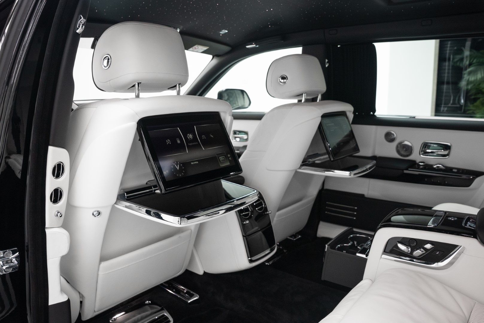 2024 ROLLS ROYCE PHANTOM EXTENDED. SERENTY SEATS. BESPOKE SOUND SYSTEM. REAR CURTAINS.